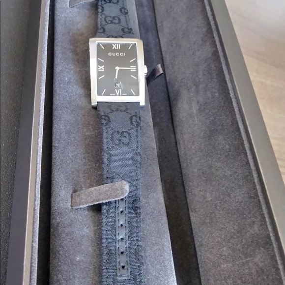 Gucci 8600m mens watch. MRSP:$1350 - Picture 3 of 7